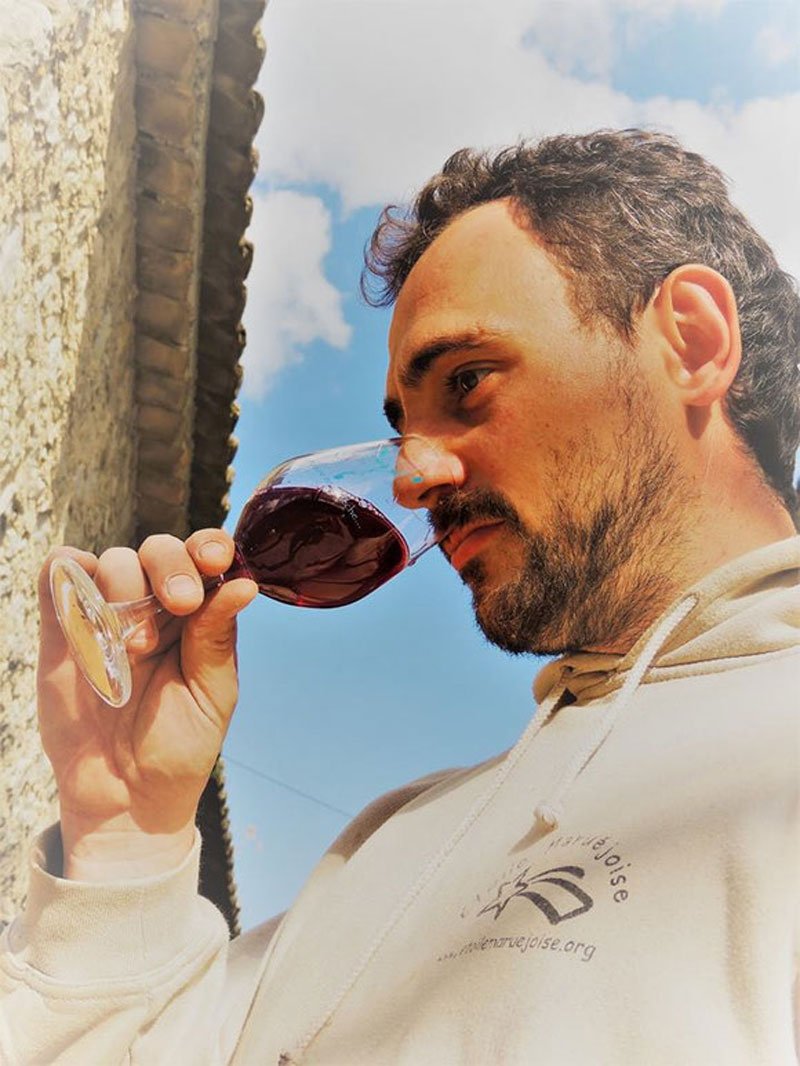 Antonin Azzoni dégustant un vin du Raisin et l’Ange
